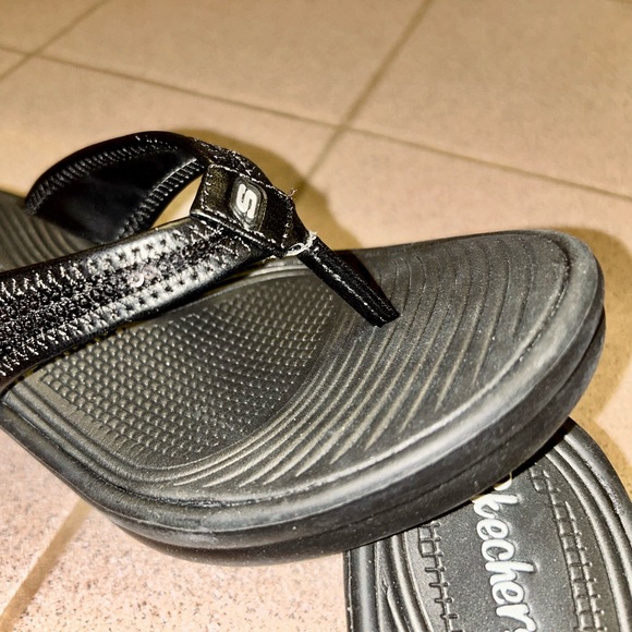 New Skechers Cali Black Women’s Wedge Sandals - Picture 2 of 4